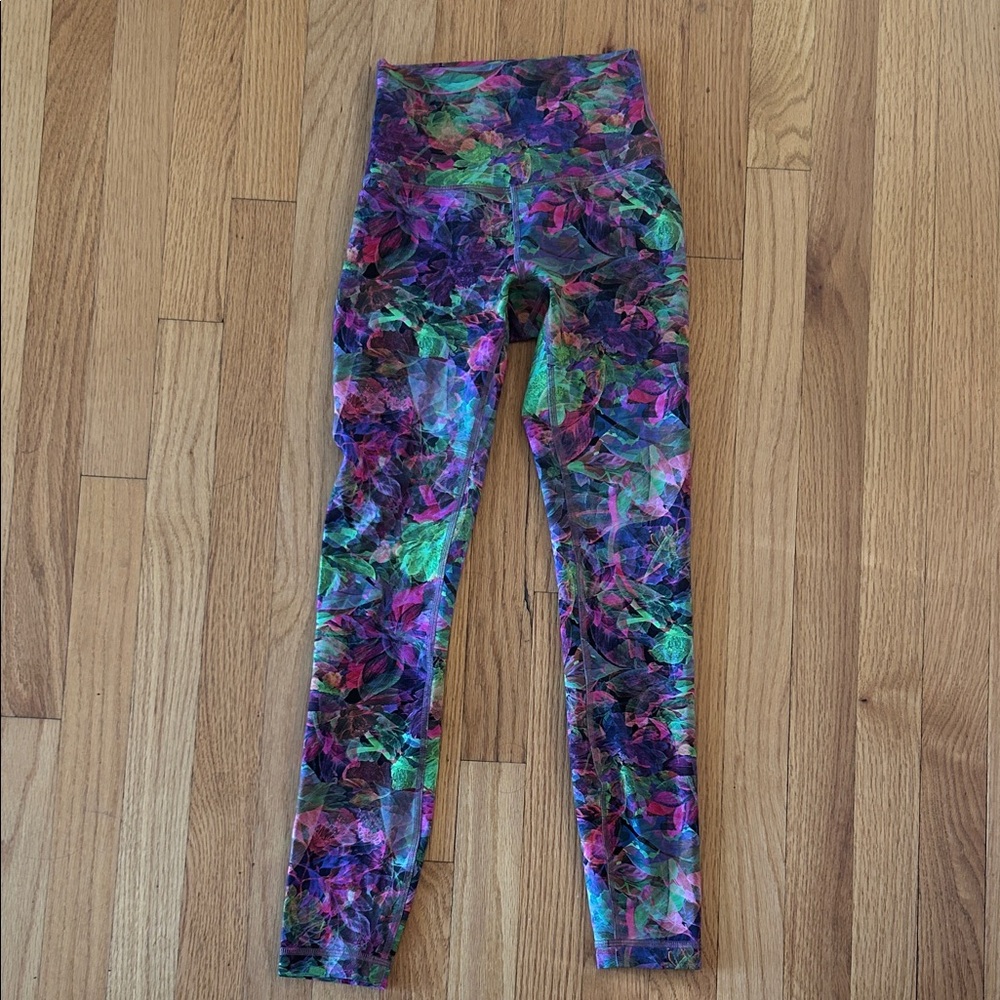 Lululemon leggings. Multicolor design.